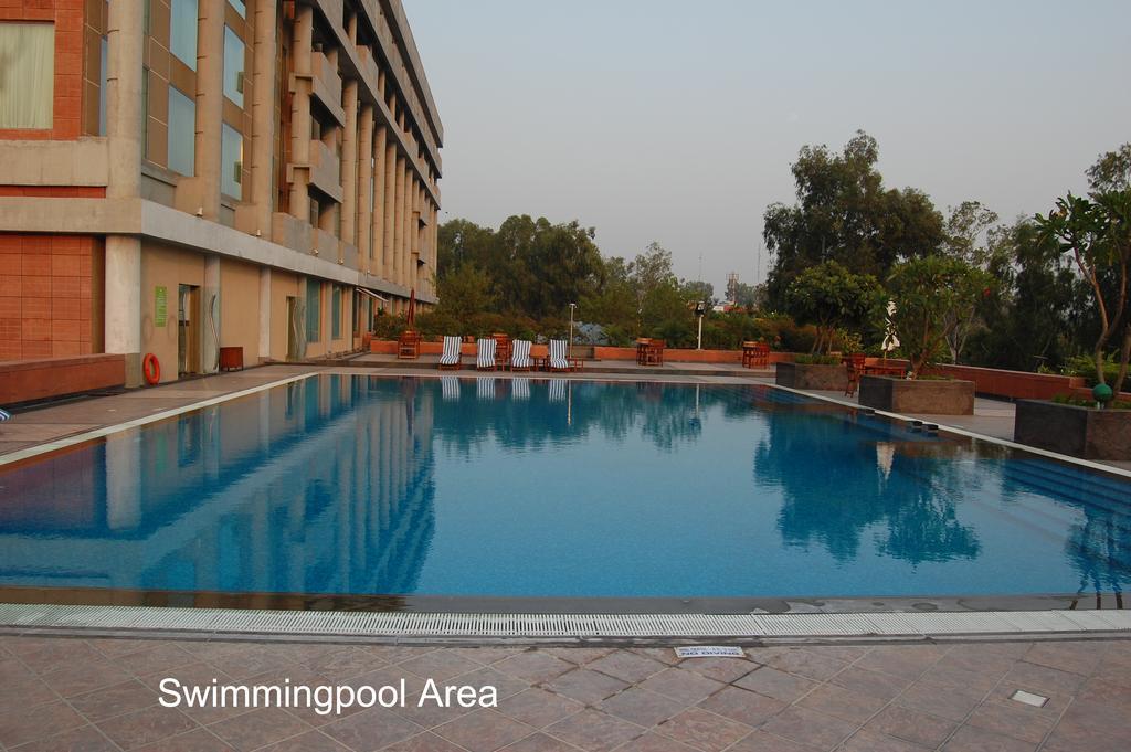 Taj Чандигарх Экстерьер фото Swimming pool area
