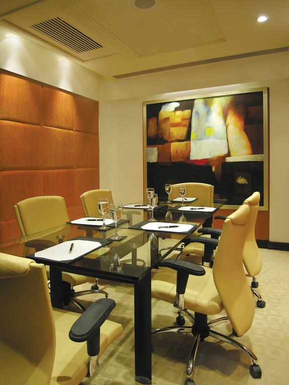 Taj Чандигарх Экстерьер фото A boardroom at a hotel