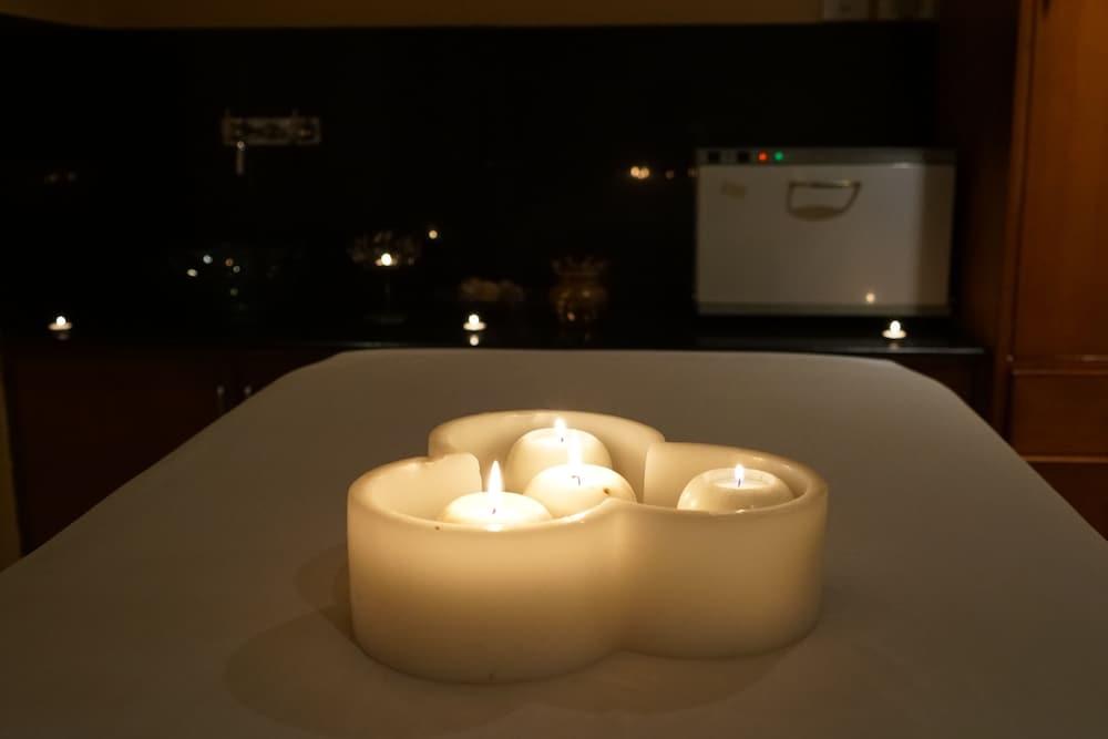 Taj Чандигарх Экстерьер фото A massage table with candles