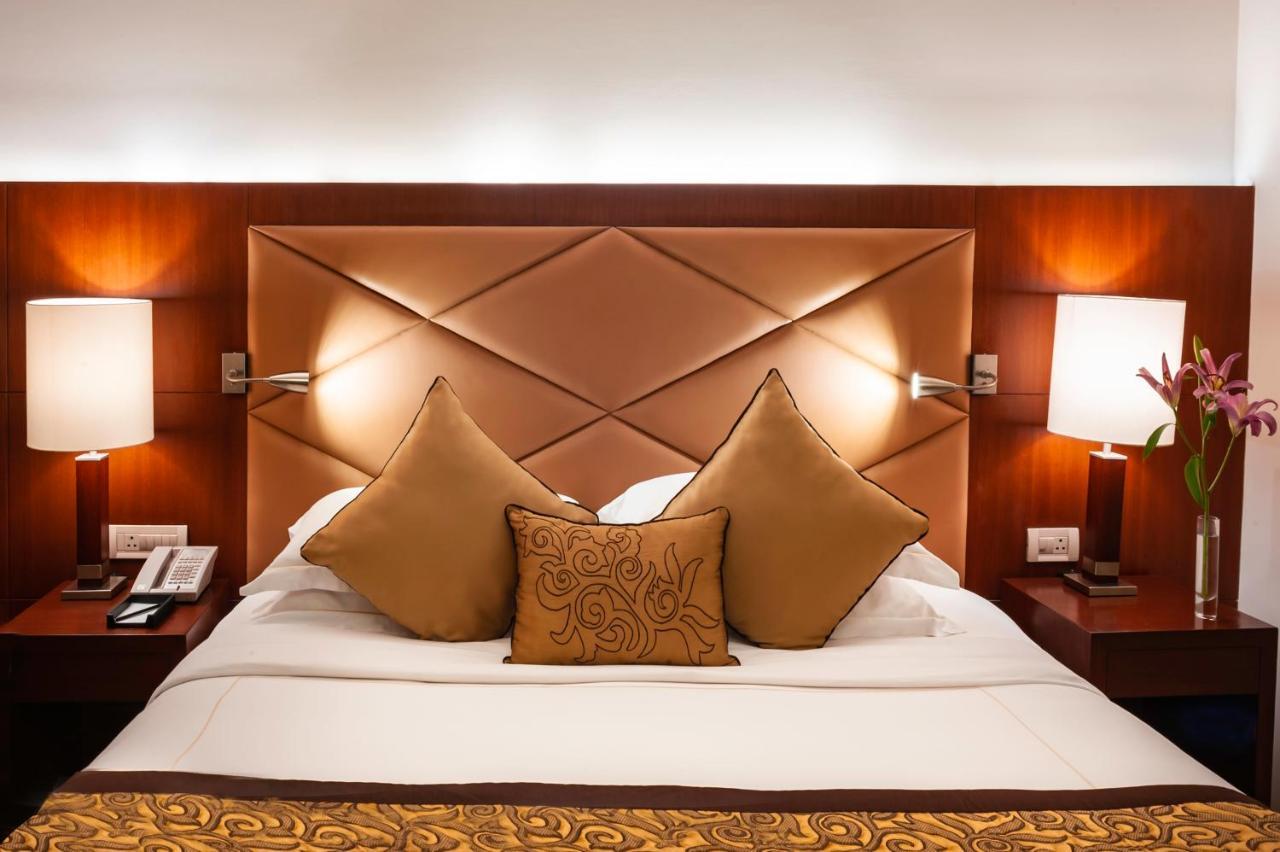 Taj Чандигарх Экстерьер фото A bedroom at the Taj Bengal