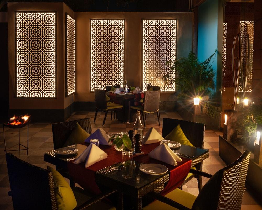 Taj Чандигарх Экстерьер фото The restaurant