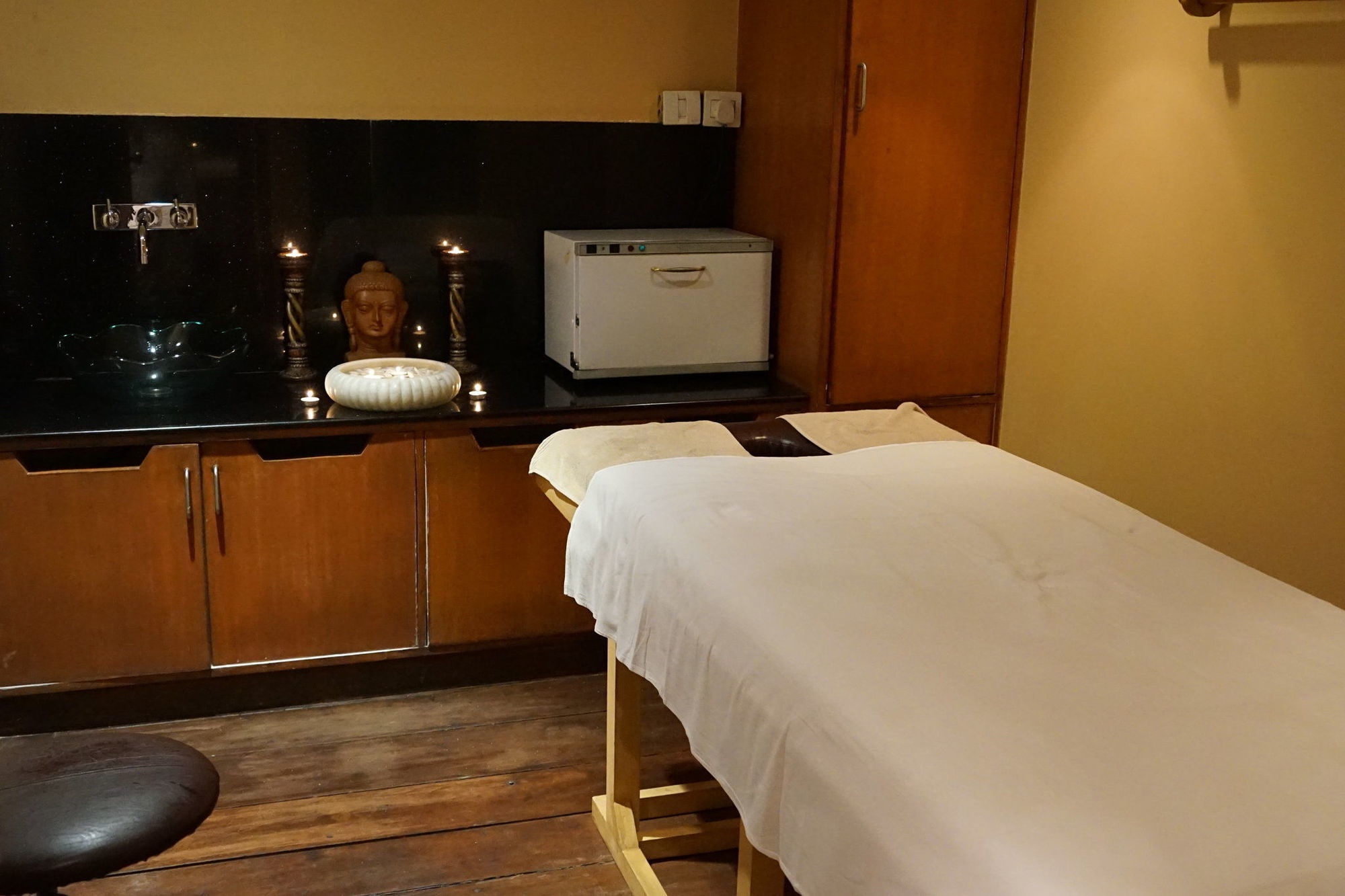 Taj Чандигарх Экстерьер фото A massage bed