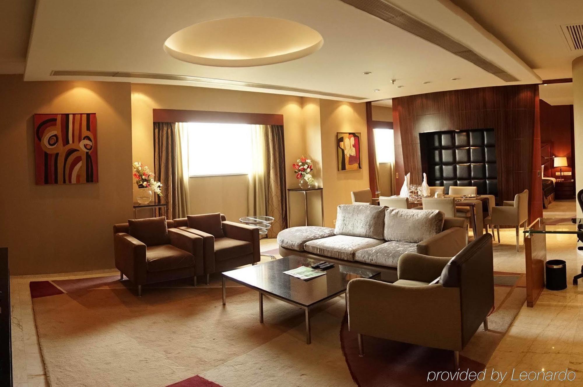 Taj Чандигарх Экстерьер фото A living room in a suite at the Ritz-Carlton, Dubai